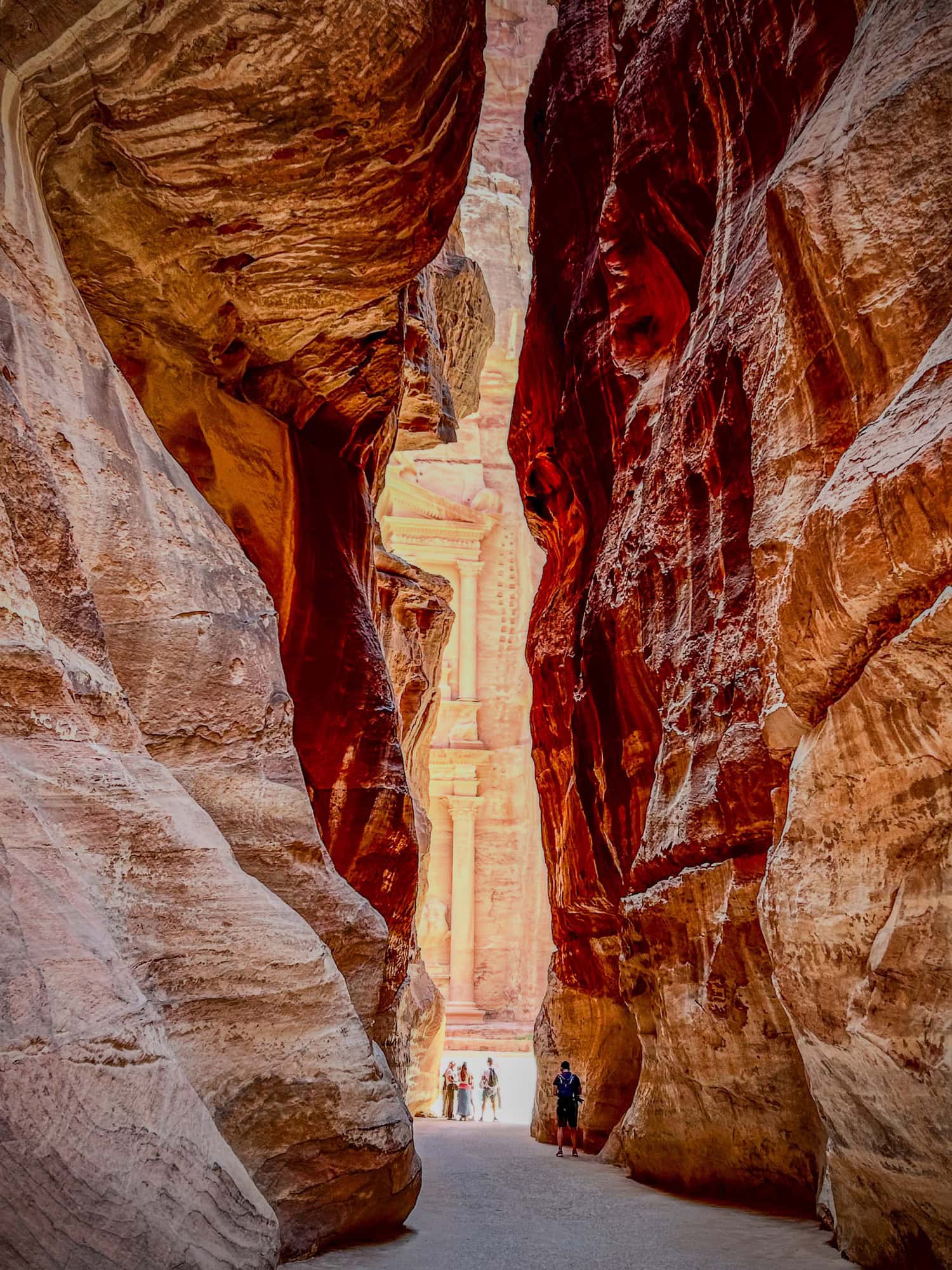 versteckter Blick auf die Felsenstadt Petra