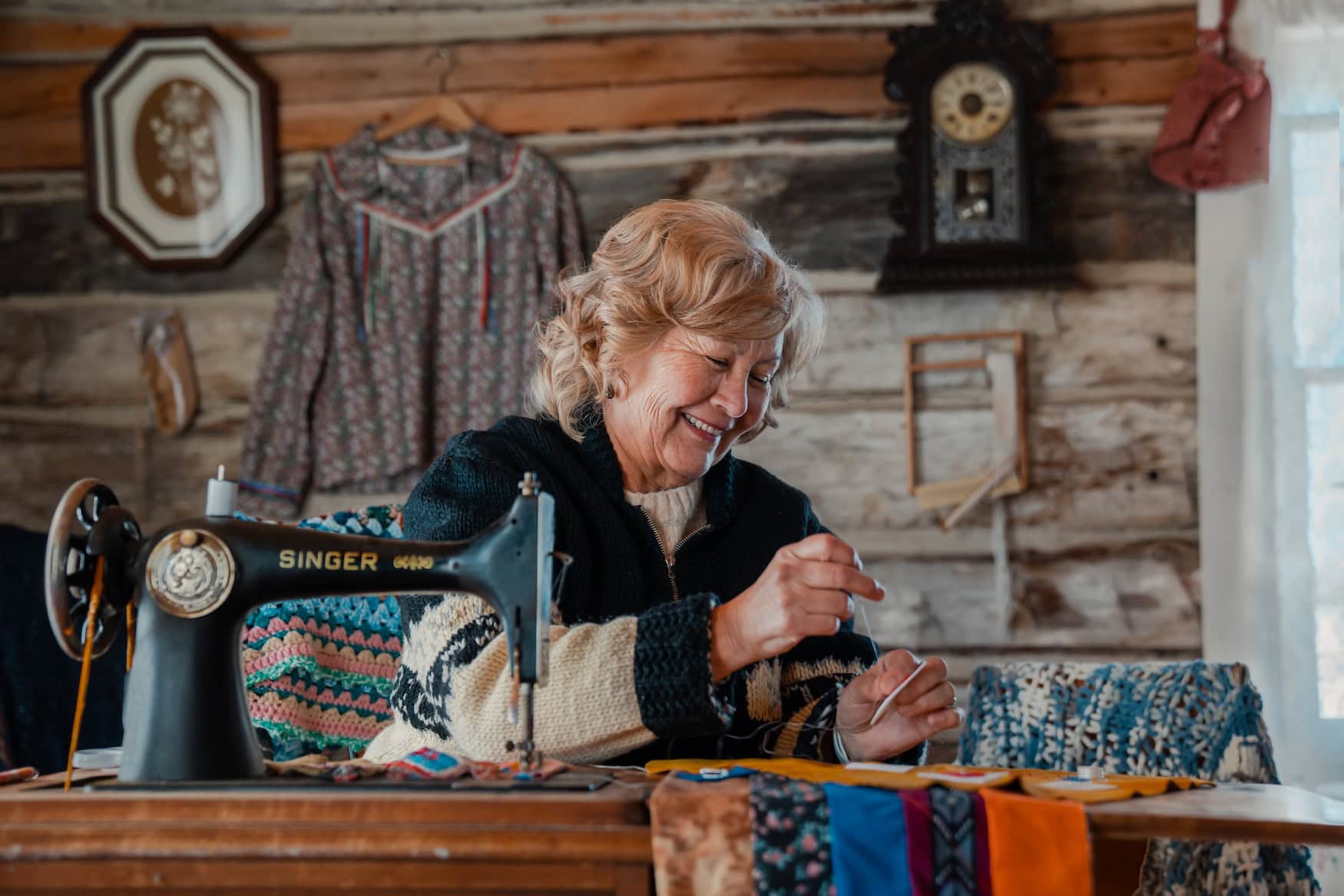 Frau der Gemeinschaft der Métis in Kanada näht traditionelle Kleidung