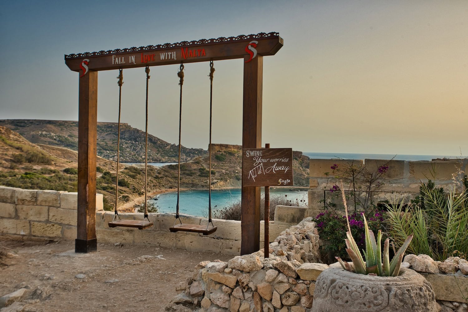 Schaukel mit Blick aufs Meer auf Malta