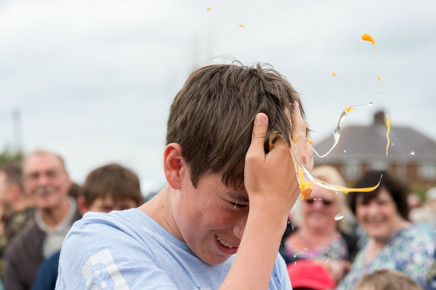 Russian Roulette mit Eiern bei den World Egg Throwing Championships in Swaton, Lincolnshire,