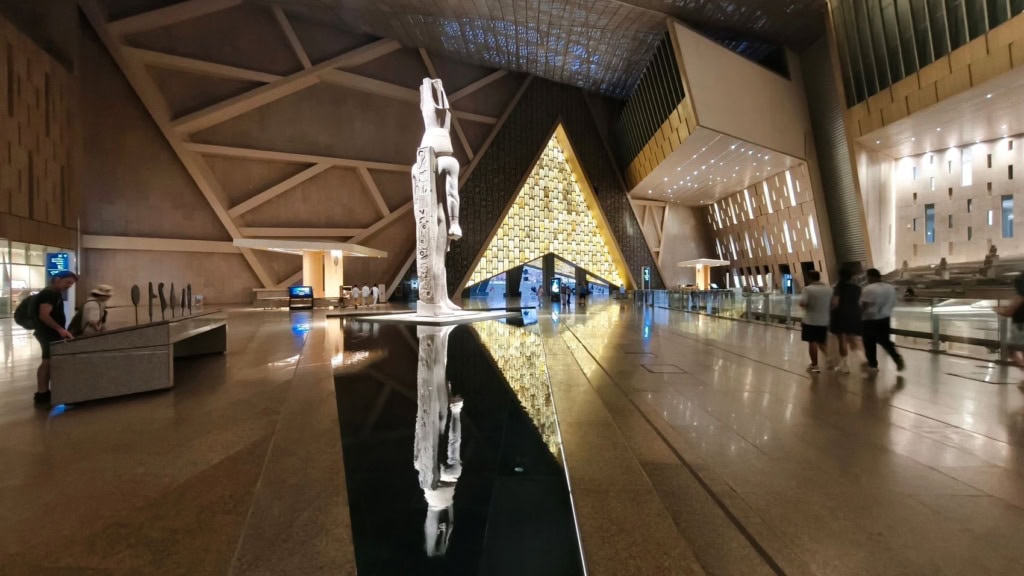 Ausstellungshalle im Grand Egyptian Museum