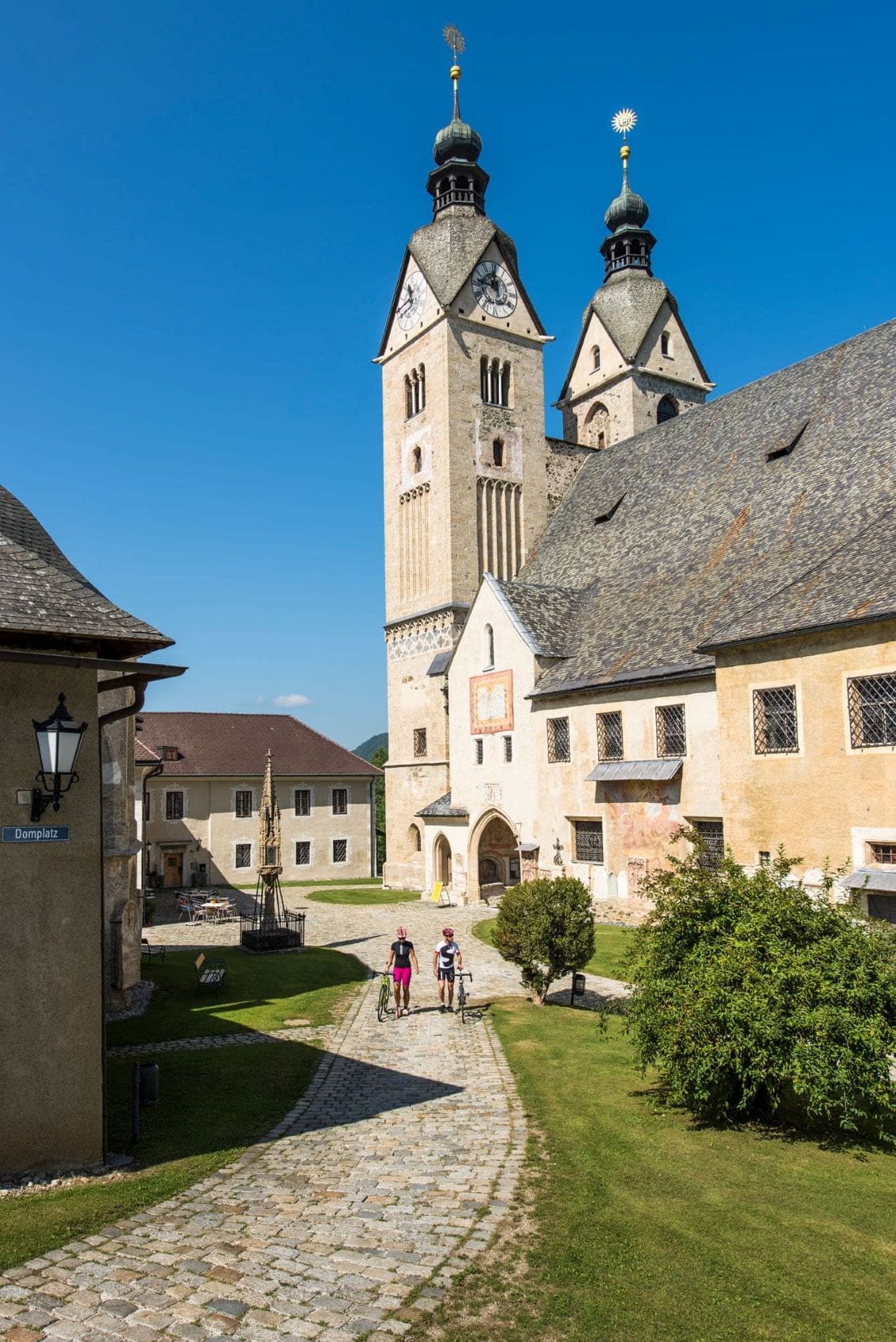 Besucher mit Fahrrad vor dem Maria Saller Dom in Kärnten
