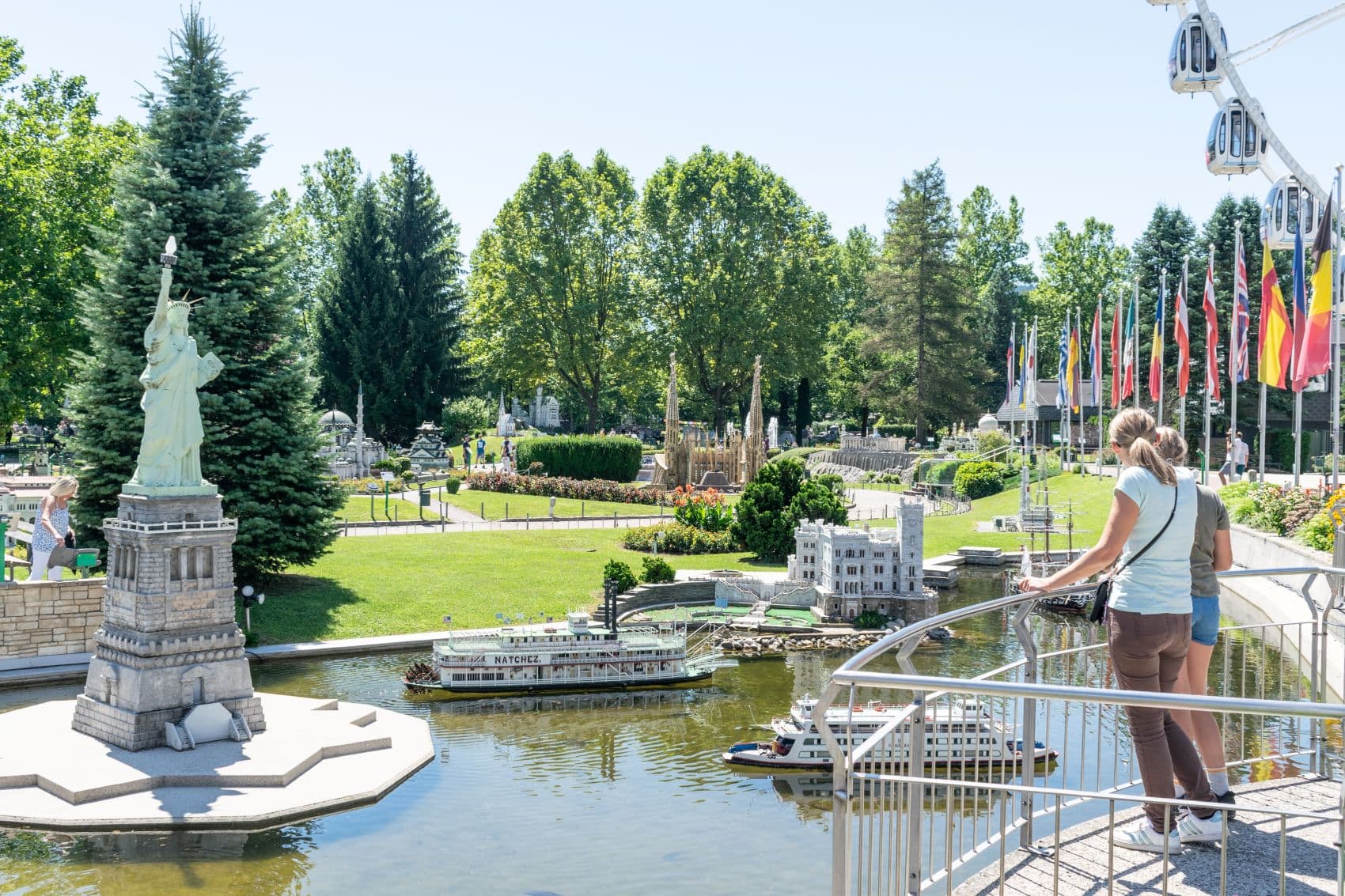 Besucher im Minimundus Park Museum in Klagenfurt
