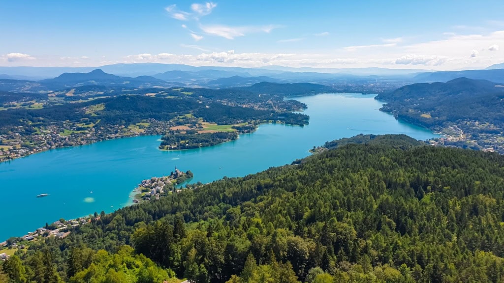 Panorama-Blick auf Wörthersee und Klagenfurt vom Pyramindenkogel aus