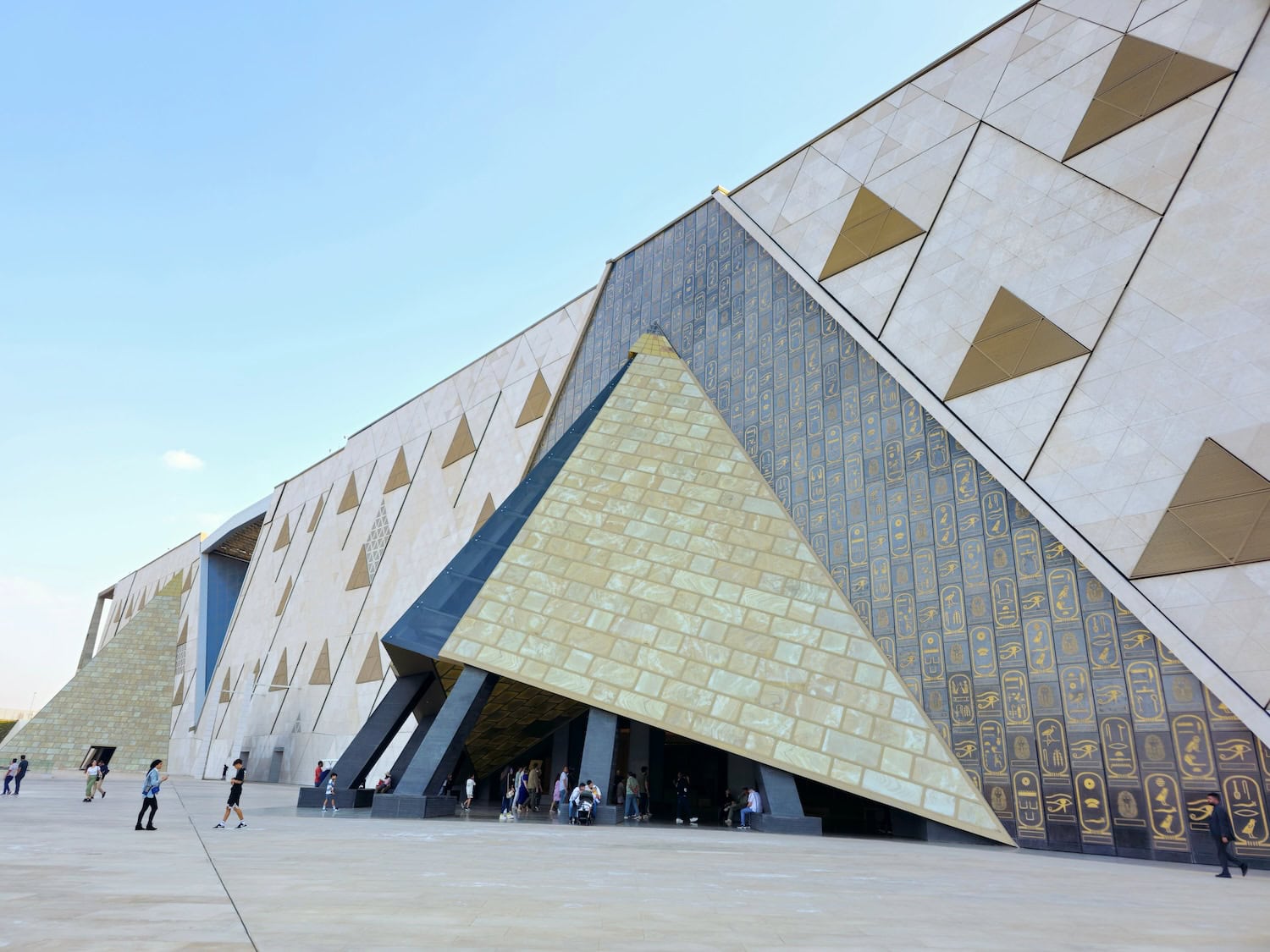 Außenansicht des GEM The Grand Egyptian Museum
