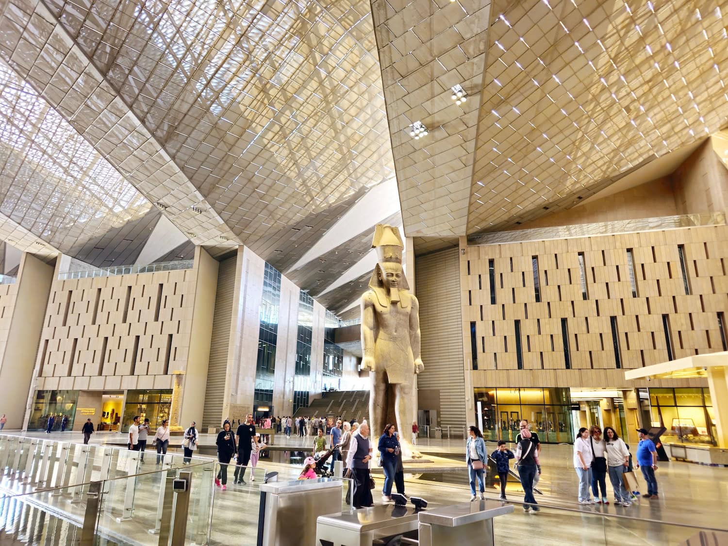 Ramses II im neuen Grand Egyptian Museum in Kairo
