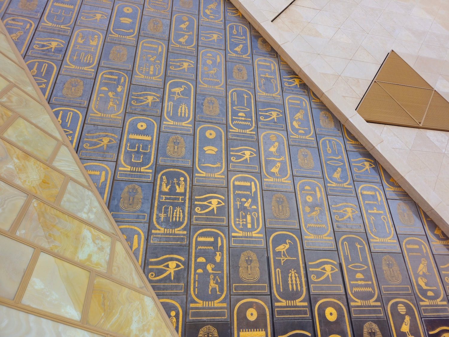 The Grand Egyptian Museum mit seinen Verzierungen