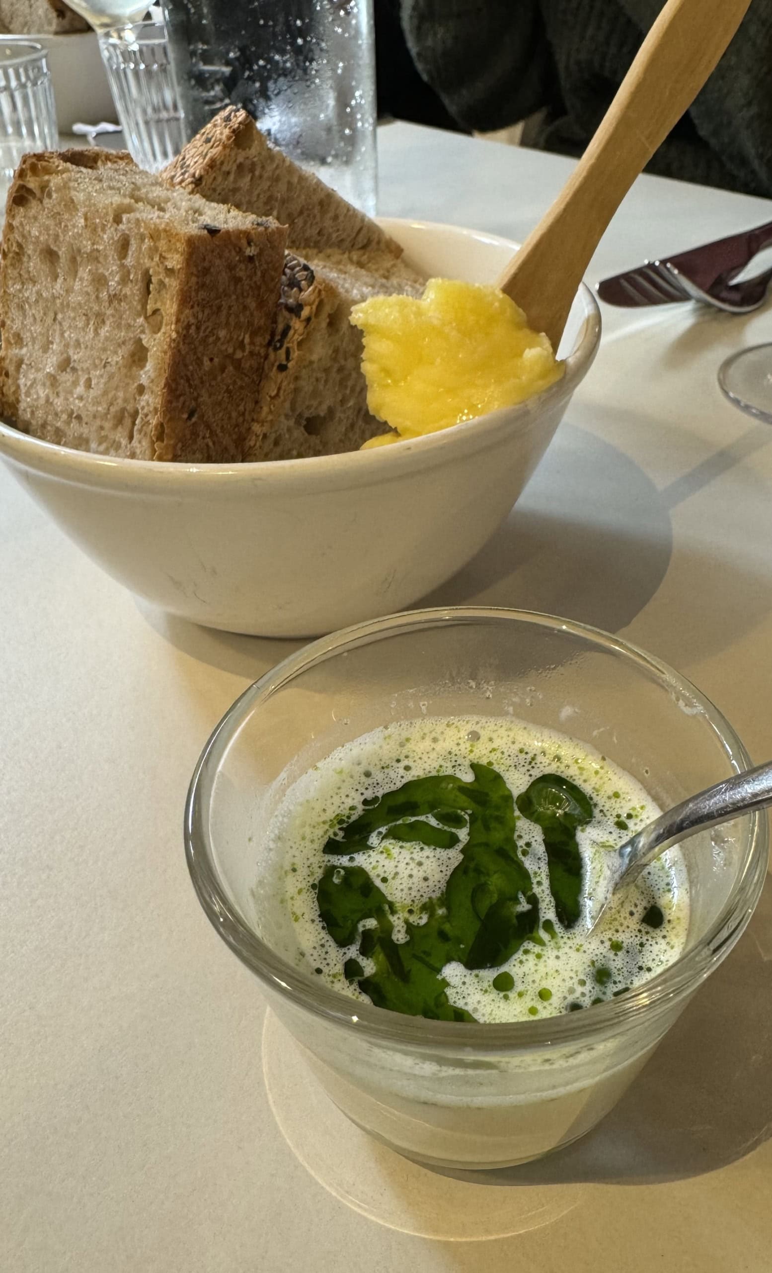 Spargelsuppe und Sauerteigbrot in der Bar Bulot in Göteborg.