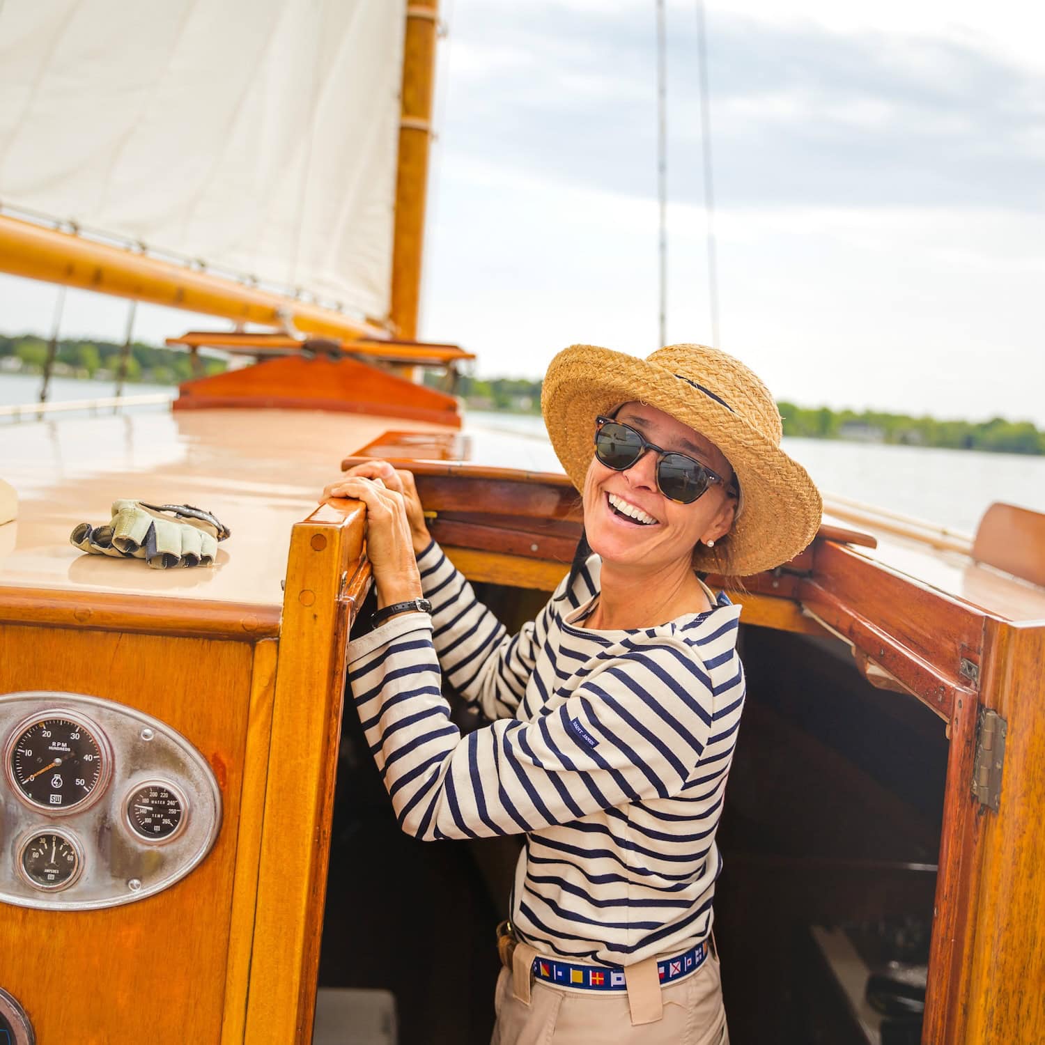 Captain Iris auf ihrem Boot