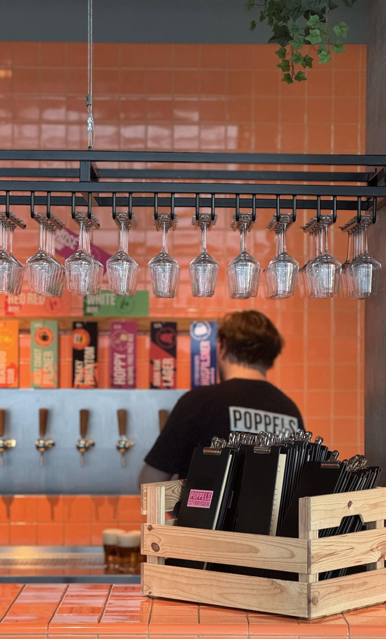 Die Theke in der Poppels Citybryggeri in Göteborg.