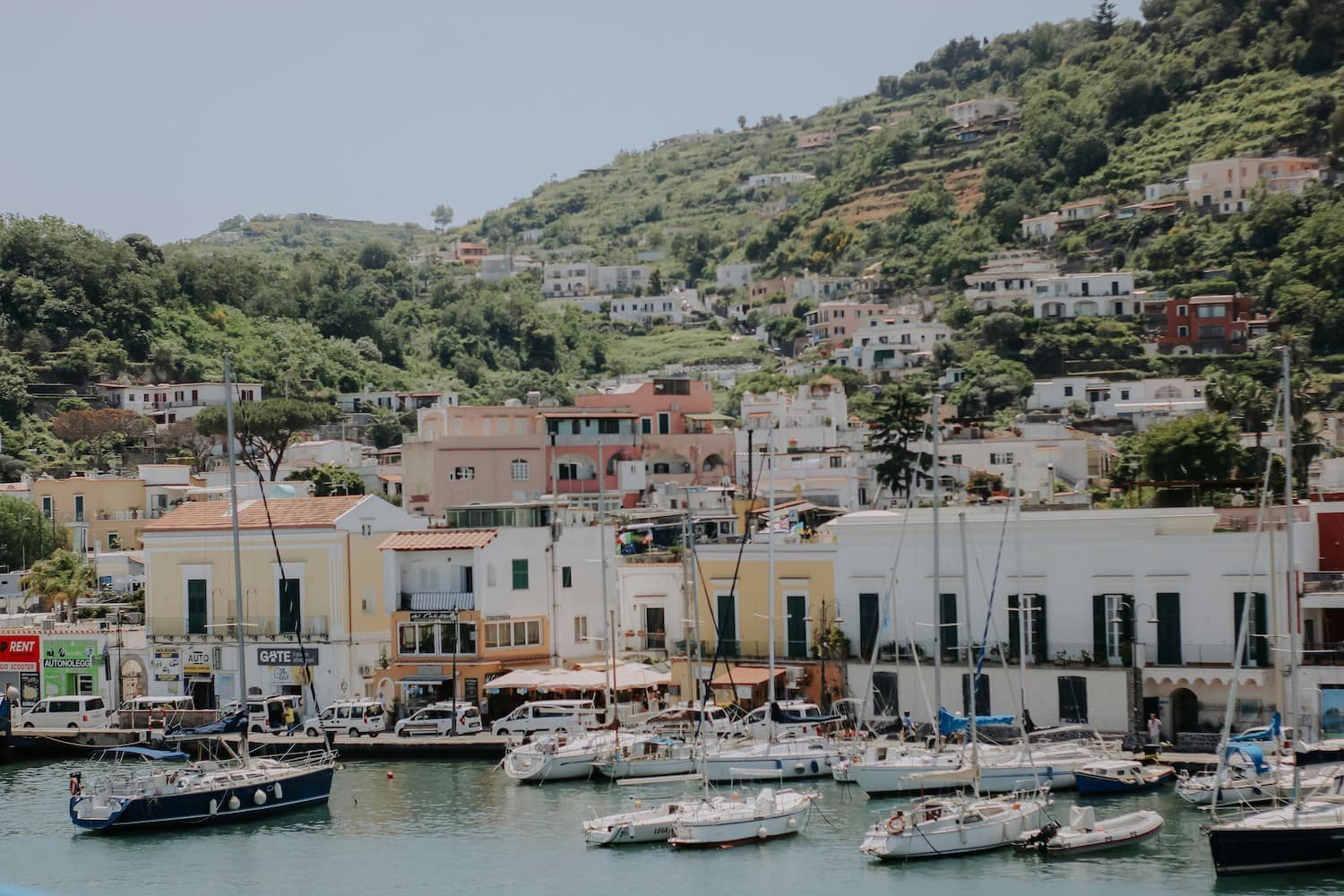 warme Reiseziele im Juni: Ischia in Italien