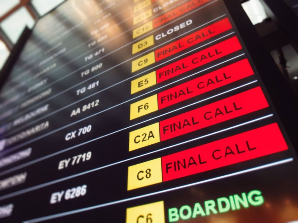 Informationsbildschirm, der am Flughafen über die Abflüge informiert