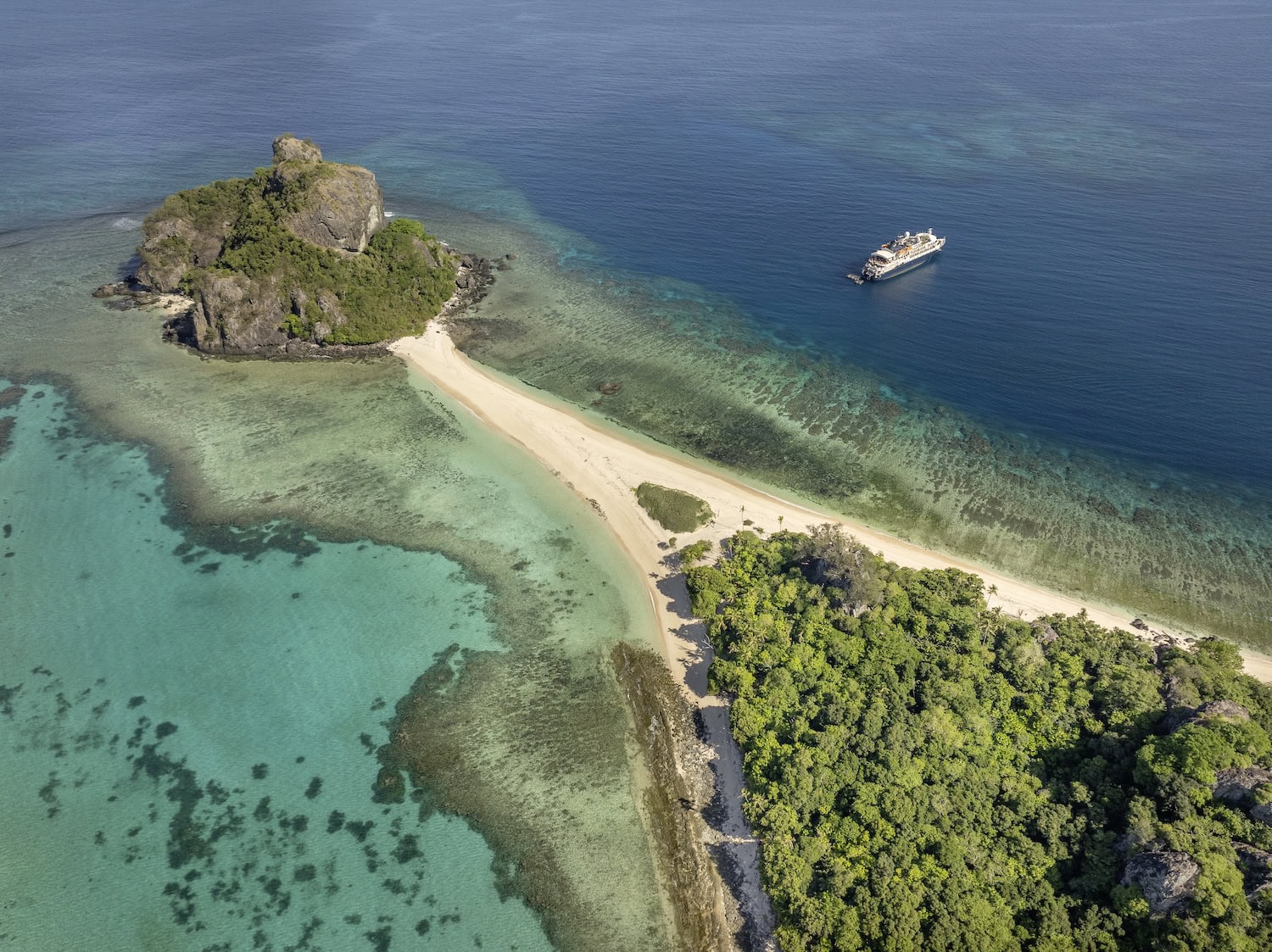 MS Caledonian Sky vor den Sacred Islands auf Fidschi