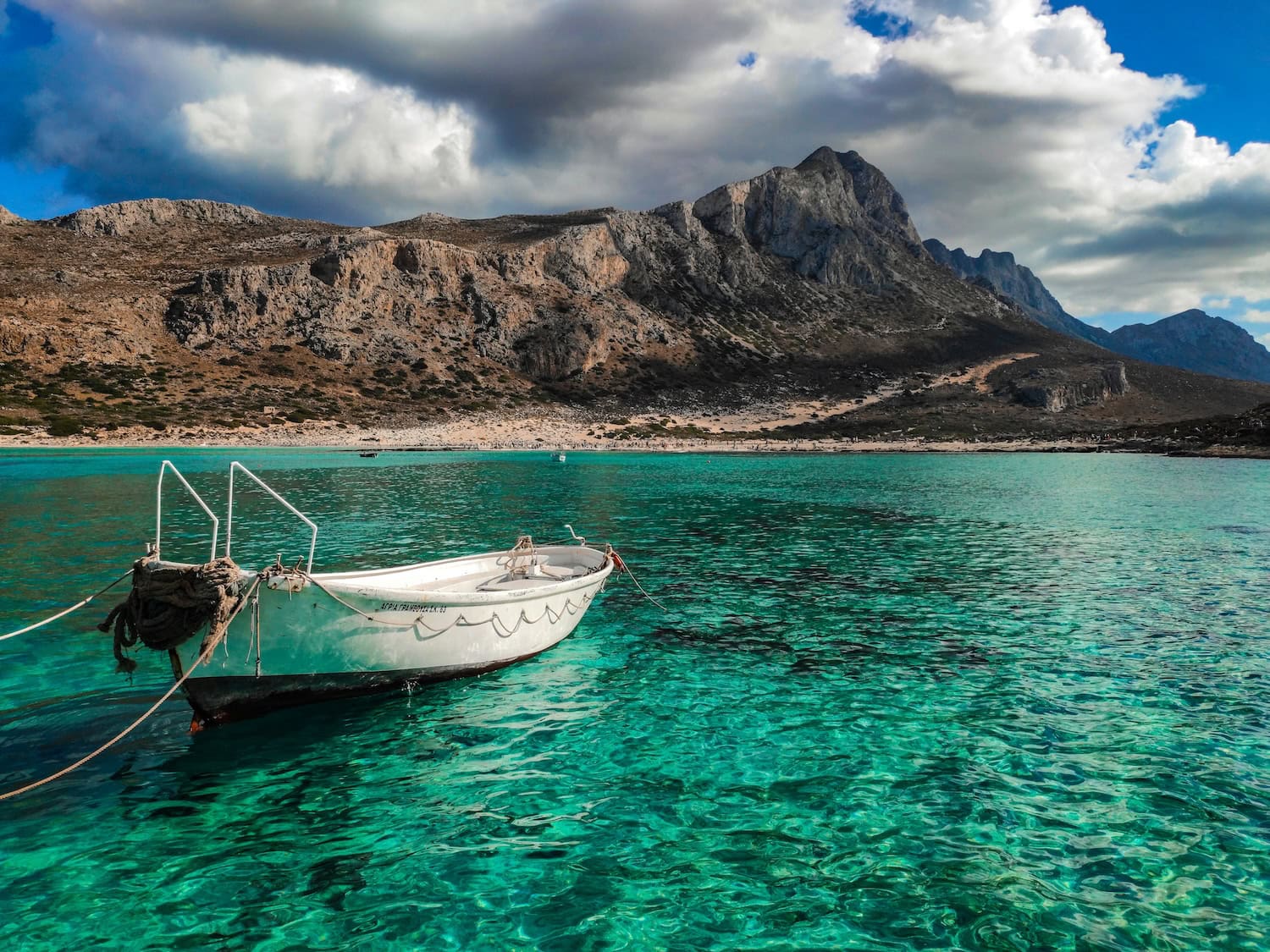 Boot im türkisen Wasser am Balos Beach auf Kreta