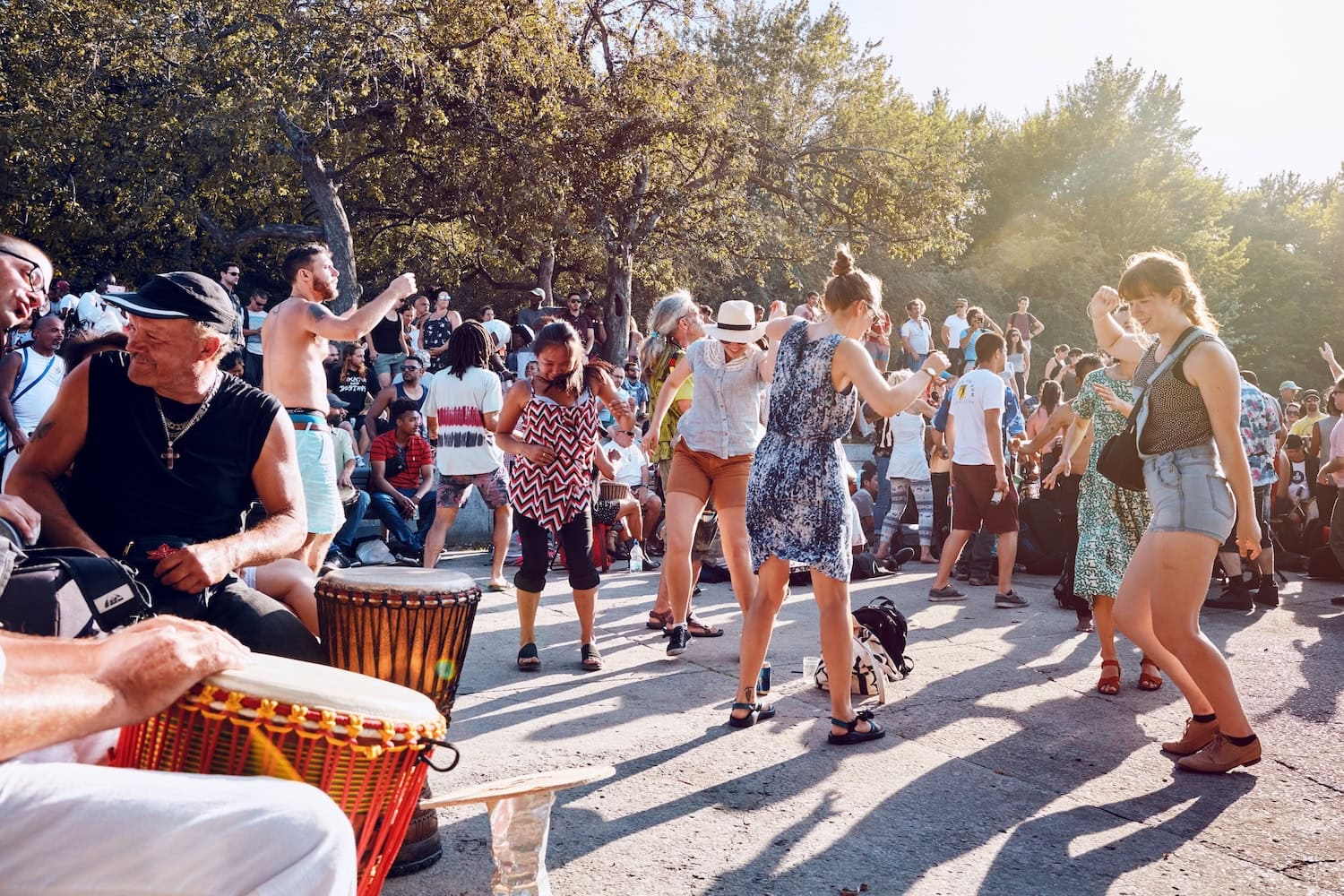 Tanzenden Menschen beim Tam Tams Festival, das jeden Sonntag inoffiziell im Mount Royal Park in Montréal stattfindet.