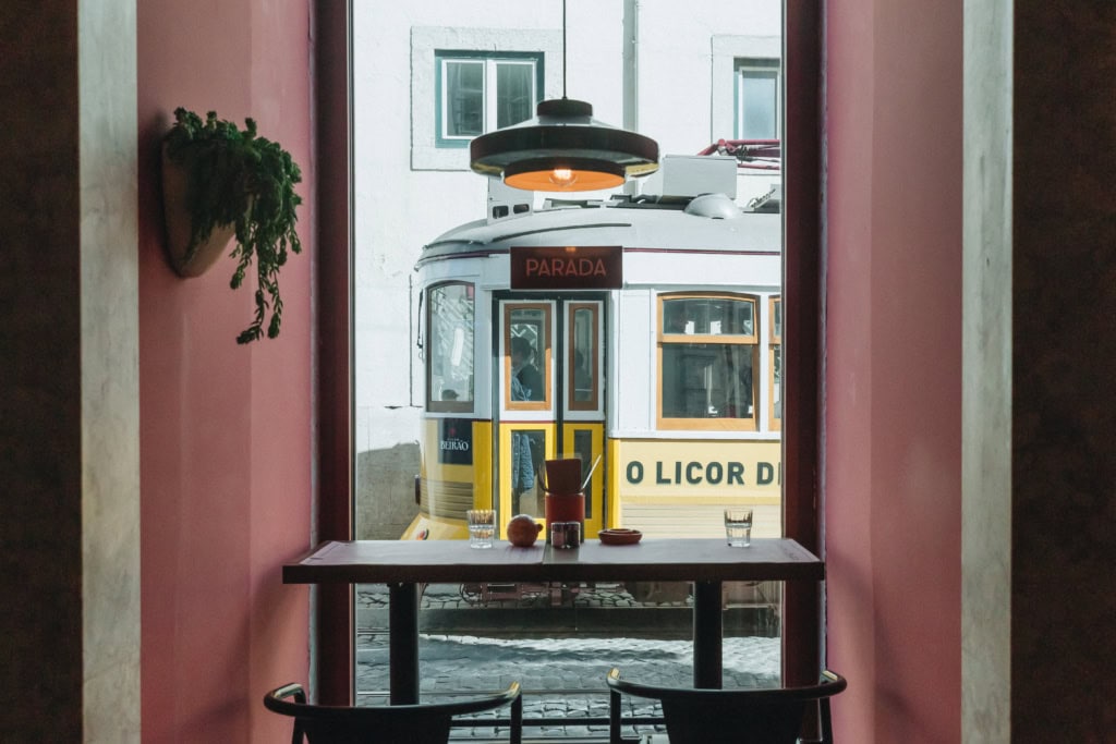 Ausblick auf Lissabon mit der typisch gelben Straßenbahn