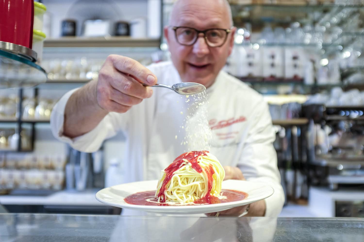 Dario Fontanella-Gregori mit seinem Spaghetti-Eis