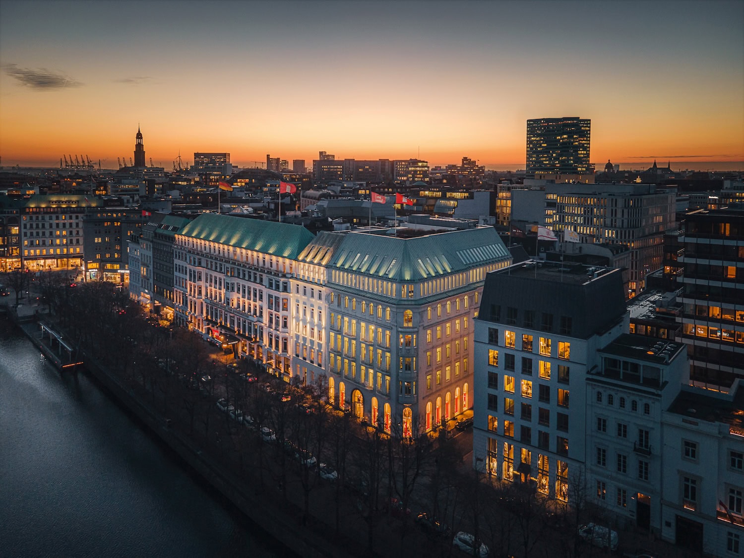 Außenansicht des Hotel Vier Jahreszeiten in Hamburg