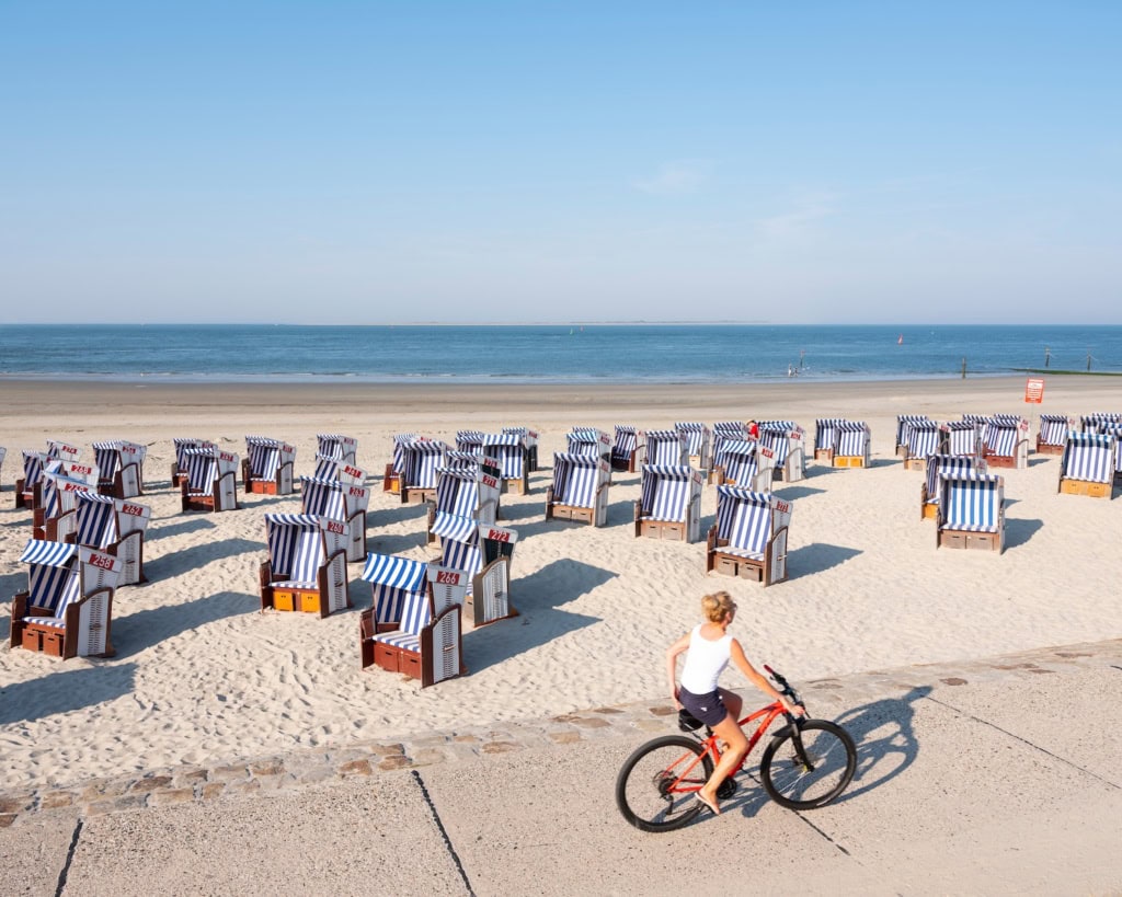 Frau mit Fahrrad im Norderney-Urlaub