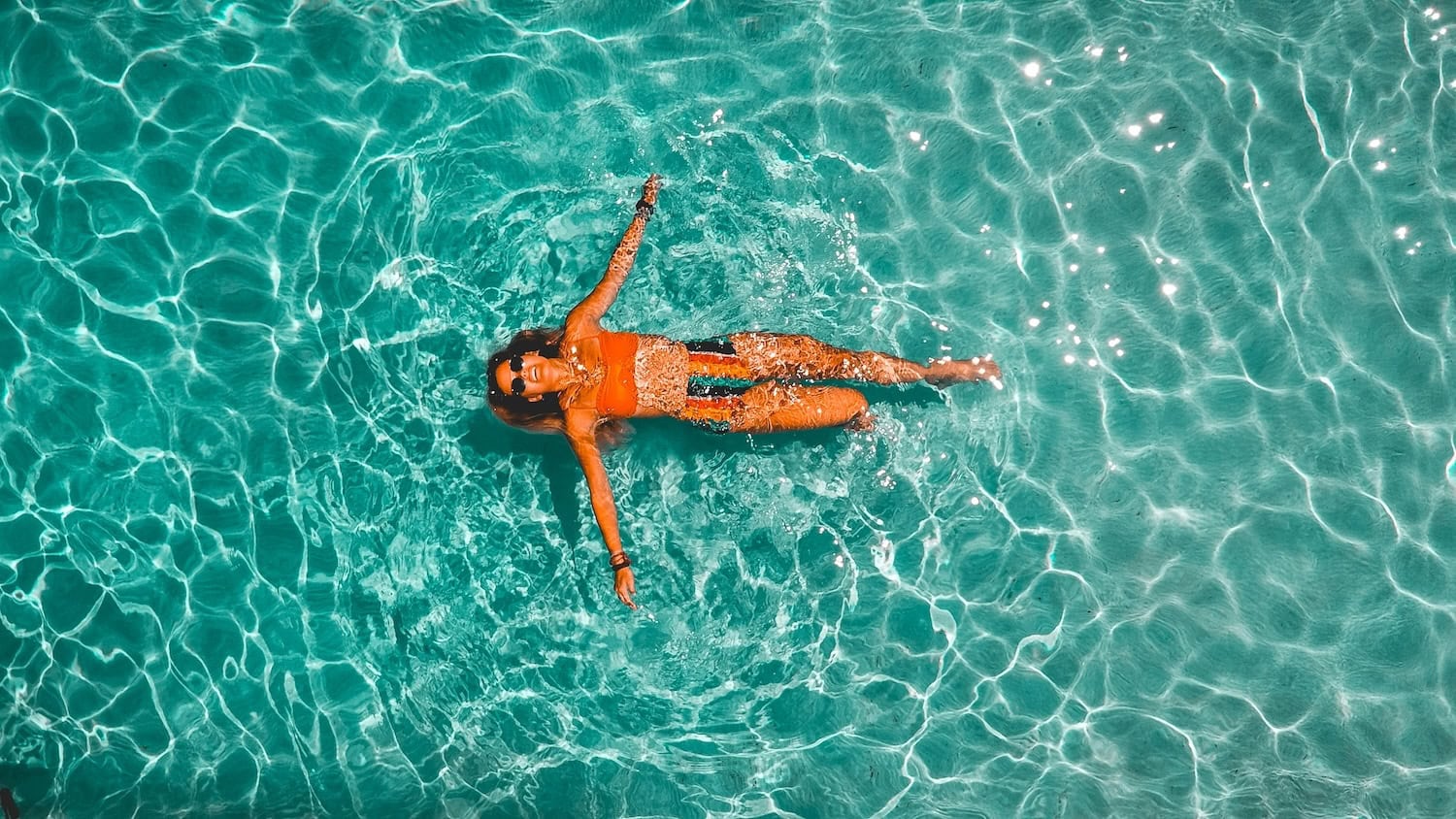 Frau schwimmt im Pool