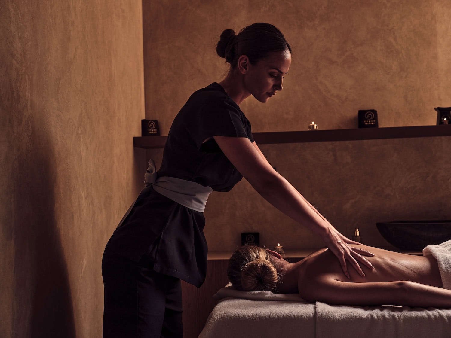 eine Frau wird im Olea All Suites Hotel massiert