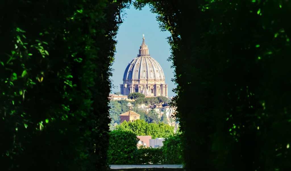 Blick auf Petersdom durchs Schlüsselloch vom Aventinhügel aus