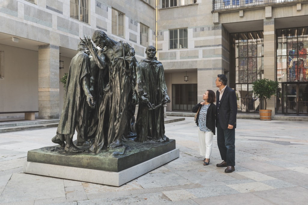 Paar betrachtet eine massive Statue vor dem Kunstmuseum in Basel, Schweiz.