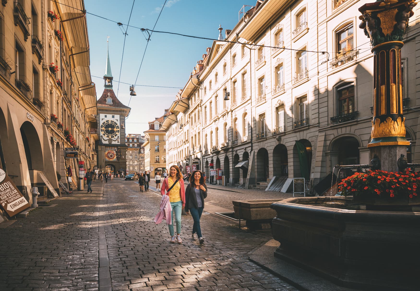 Zwei junge Frauen schlendern durch die Altstadt von Berne, Schweiz