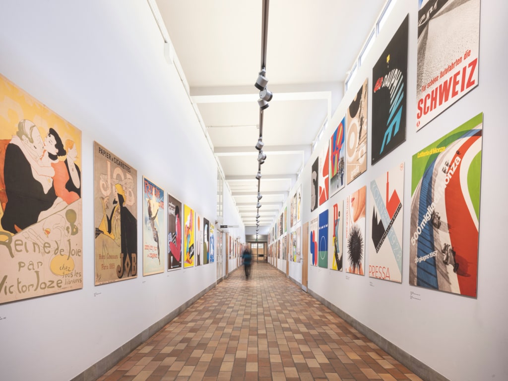Flur mit Plakaten im Museum für Gestaltung, Zürich, Schweiz