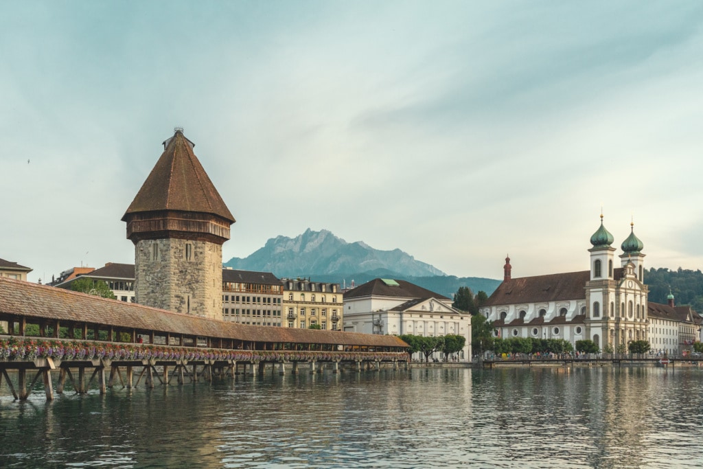 Die Kapellbrücke in Luzern, Schweiz. Berge im Hintergrund.