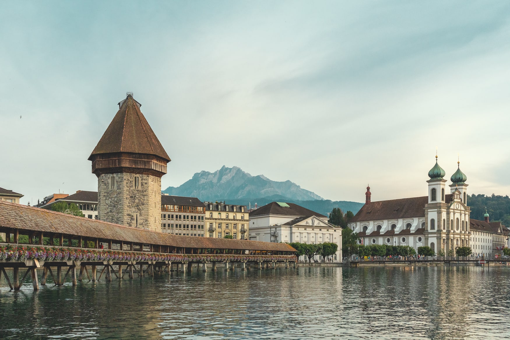 Die Kapellbrücke in Luzern, Schweiz. Berge im Hintergrund.