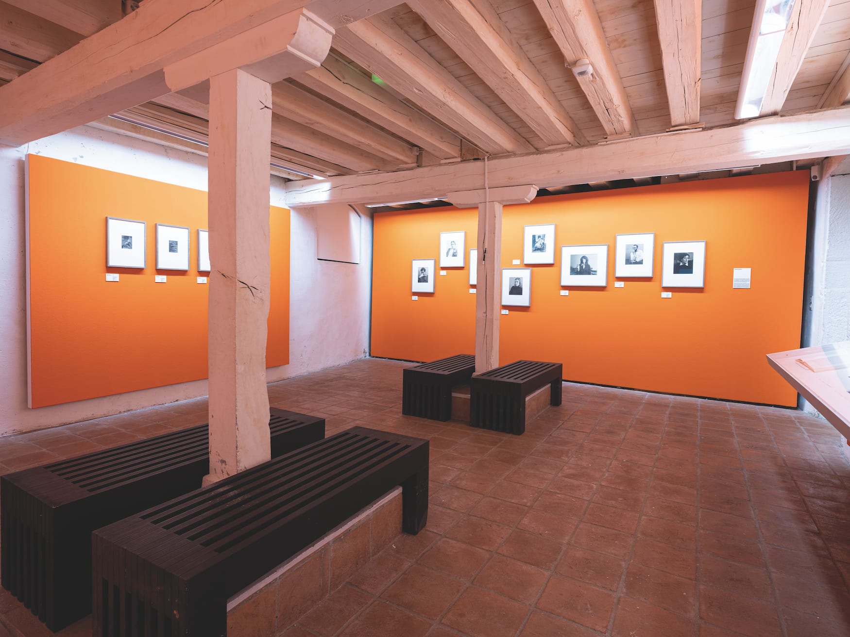 Orangefarbener Ausstellungsraum im Museum "Musée d'Elysée" in Lausanne, Schweiz