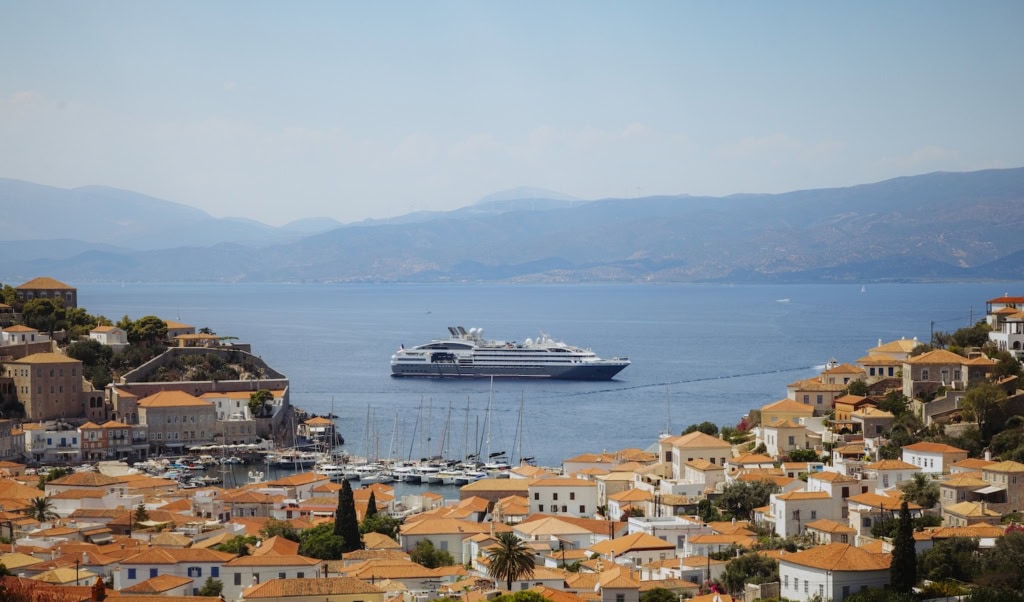 Kreuzfahrt mit PONANT vor Hydra in den Kykladen in Griechenland