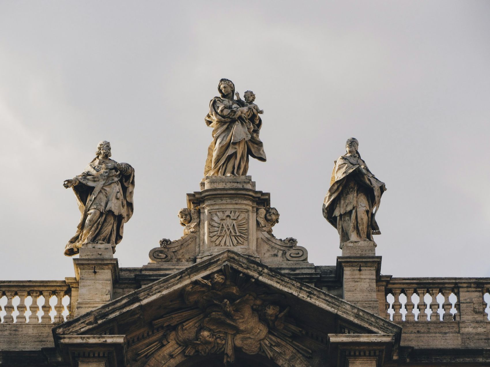 Statuen auf der Spitze der Basilika Santa Maria Maggiore in Rom