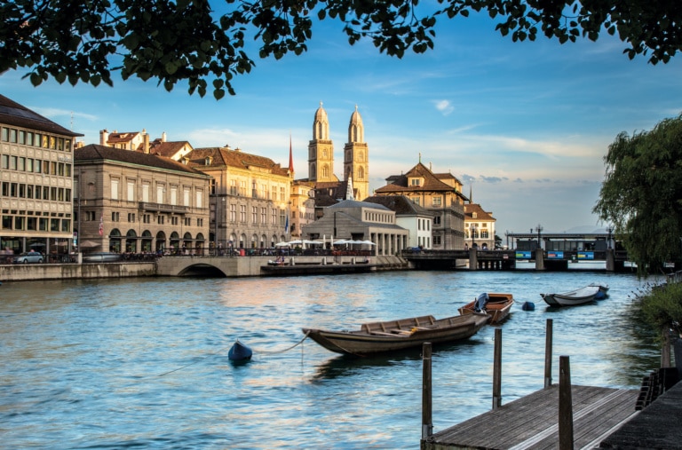 Abendlicher Blick von der Schipfe auf Limmatquai mit Großmünster.