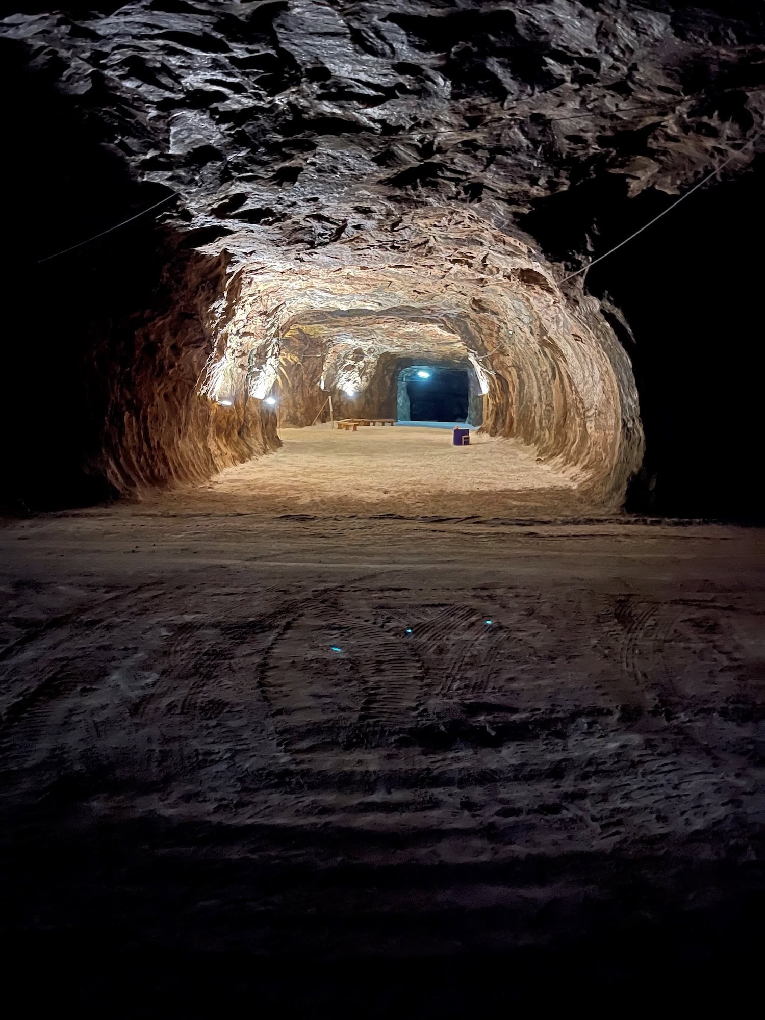 Blick in eine lange Grotte unter der Erde