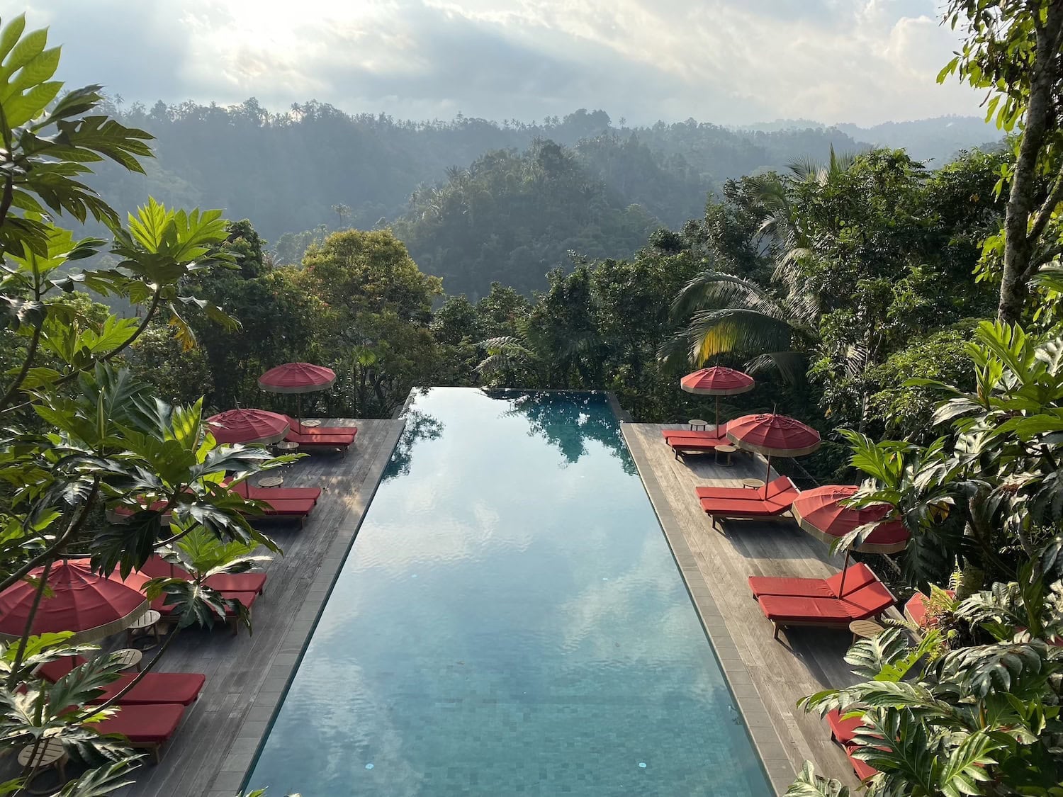 Pool mit Dschungel in Bali im Buahan, a Banyan Tree Escape