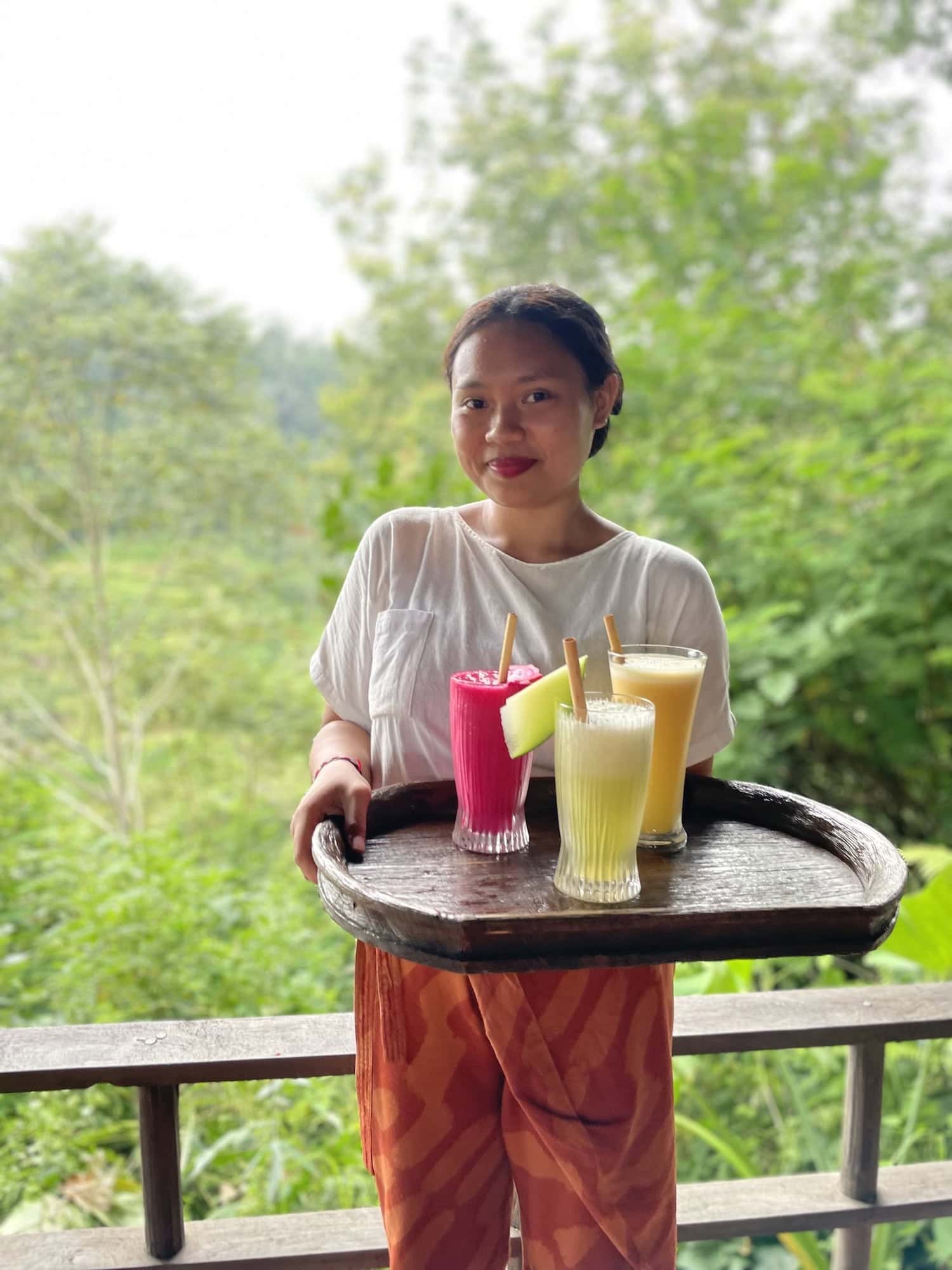 Frau im Service im Hotel in Bali