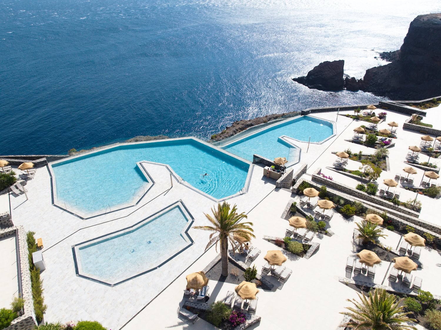 die beiden Infinity-Pools des Bancal Hotel & Spa auf La Gomera mit Blick aufs Meer