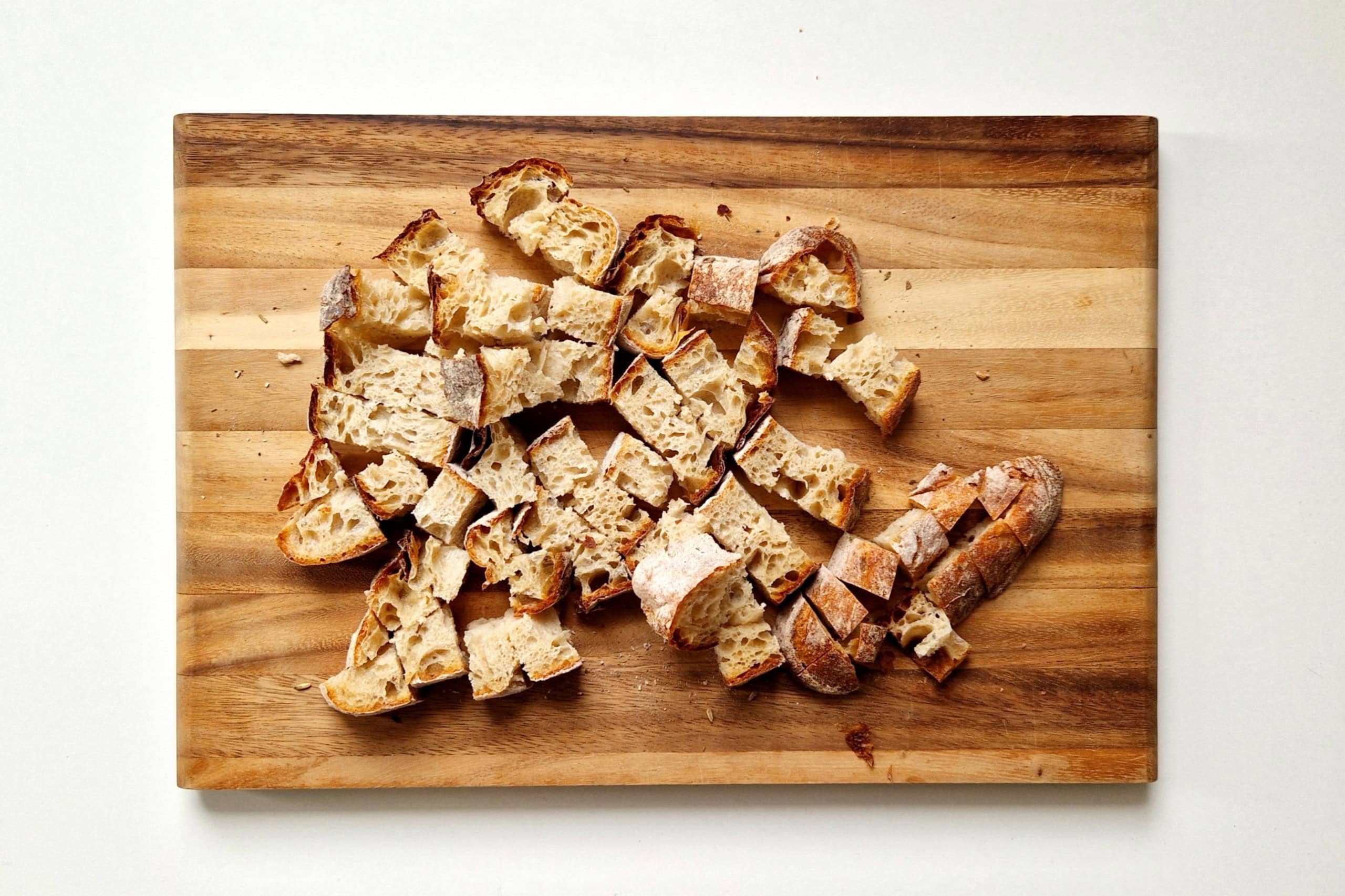 Brot auf einem Brett.