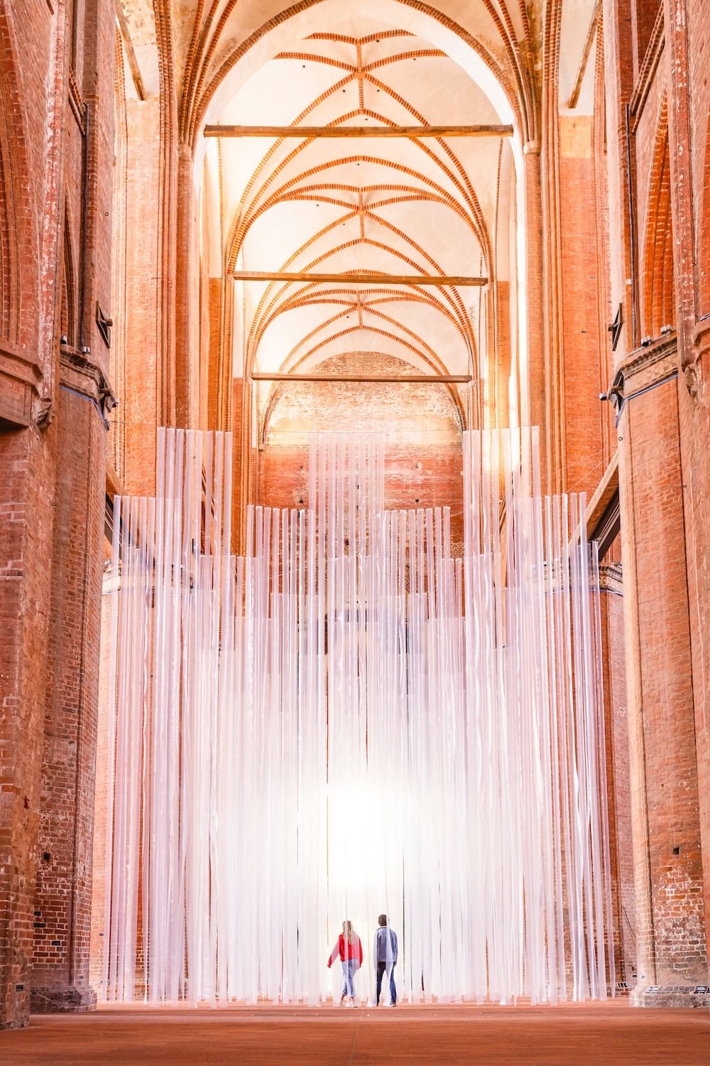 Der Kunstraum in der St. Georgen-Kirche in Wismar mit einer Installation.