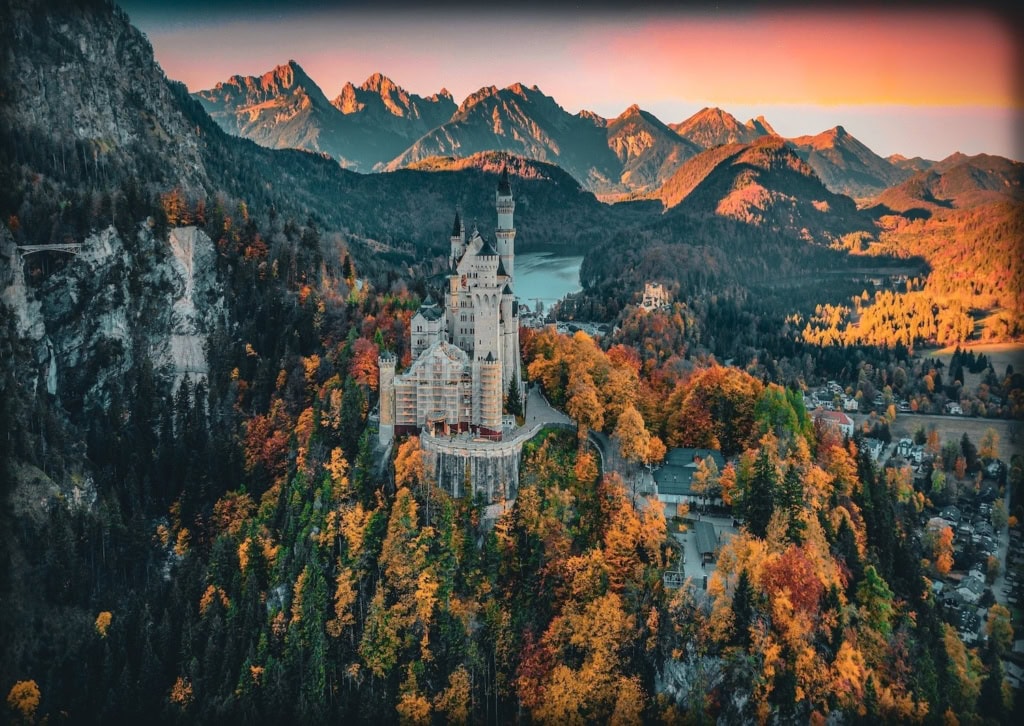Schloss Neuschwanstein im Herbst, das neu von der Unesco ins Welterbe aufgenommen wurde
