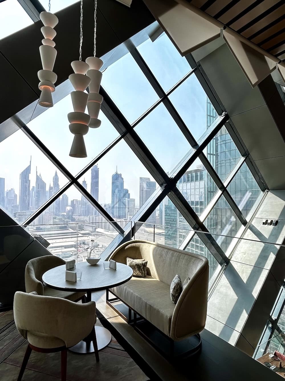 Das Restaurant La Dame de Pic in Dubai mit Blick auf die Skyline