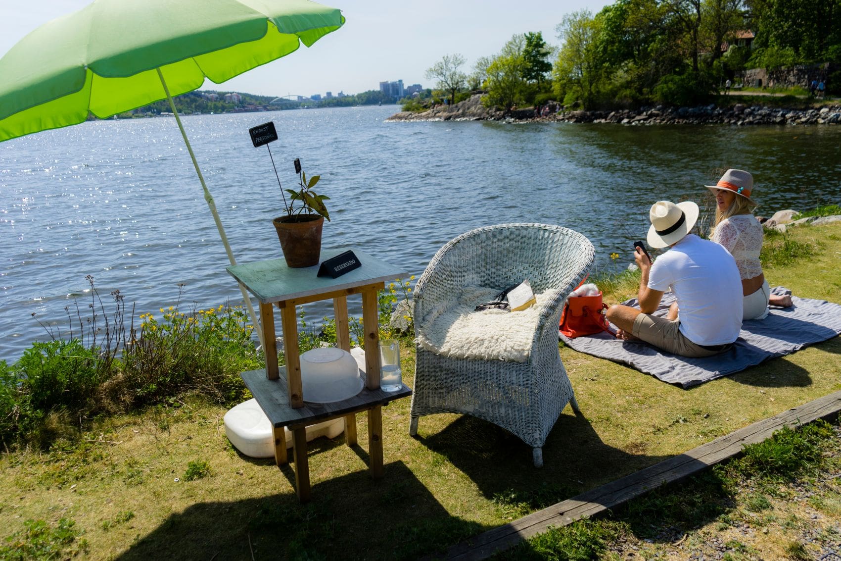 Mann und Frau picknicken auf Insel Fjäderholmarna in Schweden