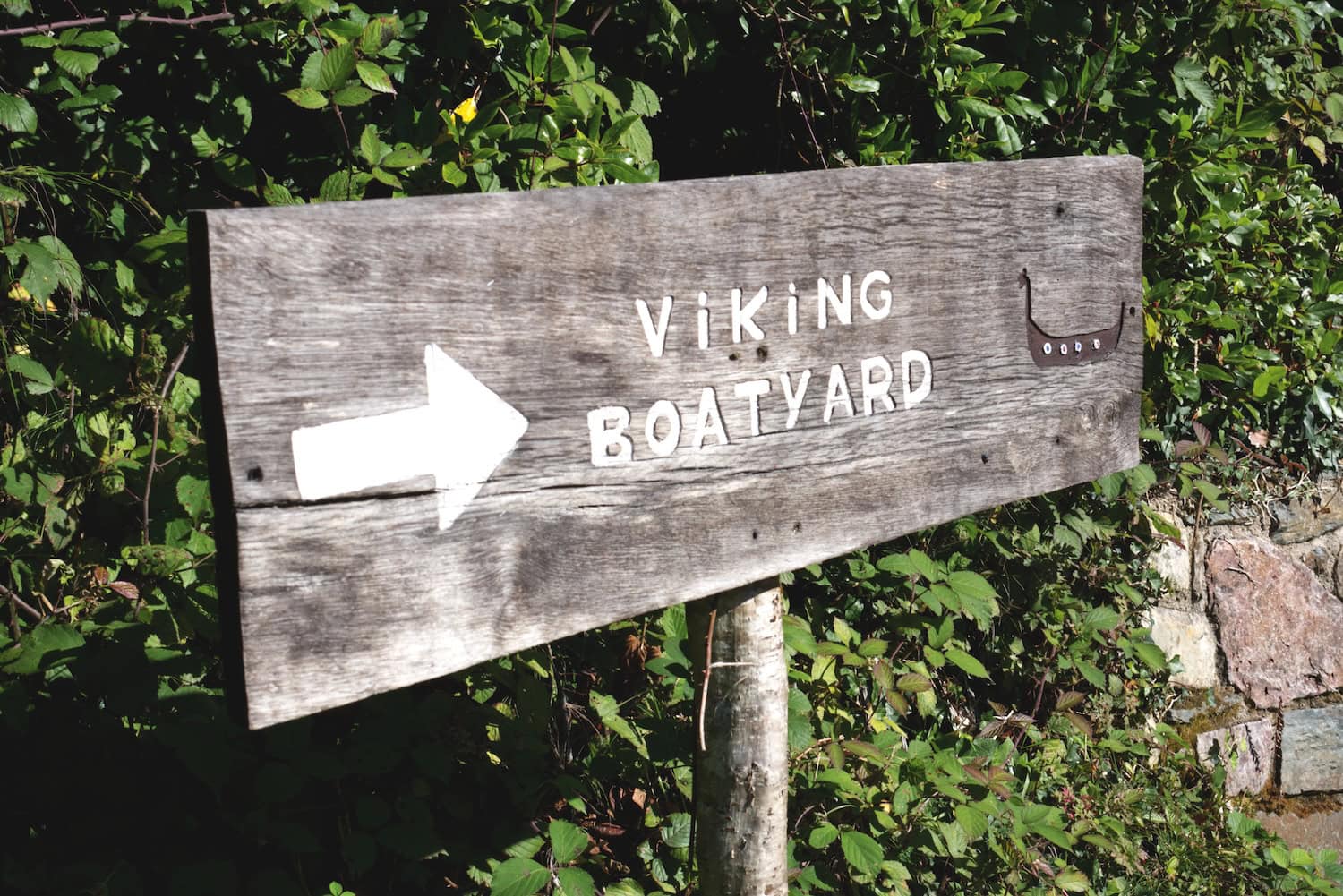 Schild zum Wikingerschiff im Irish National Heritage Park