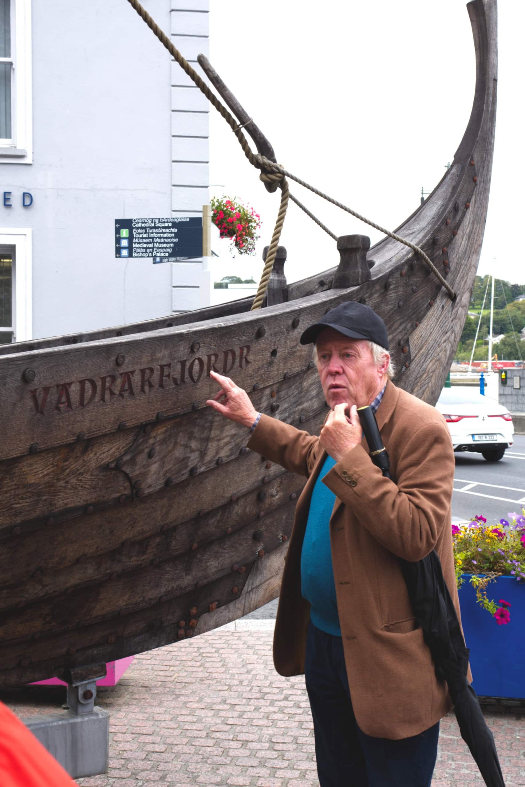 Guide Jack Burtchaell führt durch das Städtchen Waterford und zeigt ein Wikingerschiff