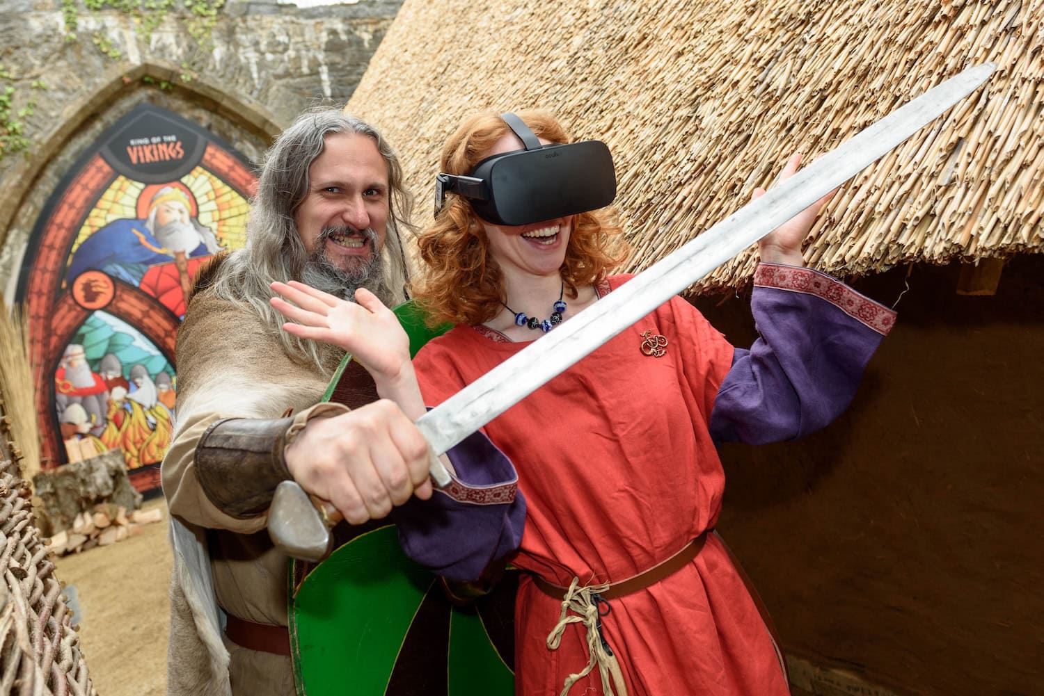 Frau und Mann in Wikinger-Kostümen mit VR-Brillen