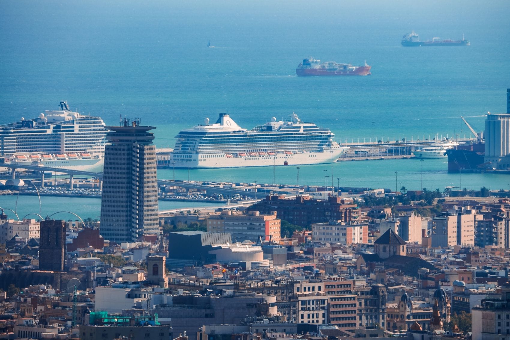 Panoramablick auf Kreuzfahrtschiffe im Hafen von Barcelona