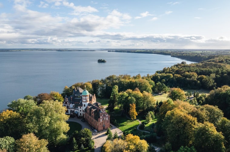 Schloss trifft See, Wald trifft Weitblick: Wiligrad liegt nicht einfach am Ufer – es thront darüber. Ein Ort für große Aussichten und stille Momente. I Foto: TMV/Gross