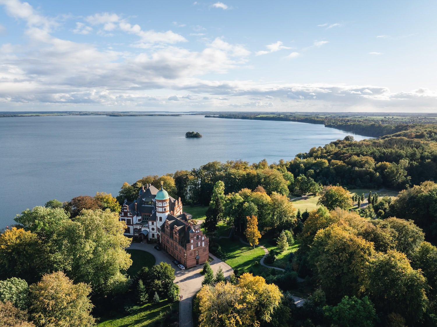 Schloss trifft See, Wald trifft Weitblick: Wiligrad liegt nicht einfach am Ufer – es thront darüber. Ein Ort für große Aussichten und stille Momente. I Foto: TMV/Gross